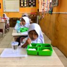 Siswa Sekolah Dasar di Banda Aceh menikmati MBG. Foto: Dok. Pribadi/Acehnow.com