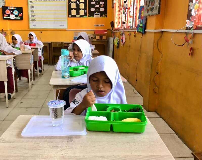 Siswa Sekolah Dasar di Banda Aceh menikmati MBG. Foto: Dok. Pribadi/Acehnow.com