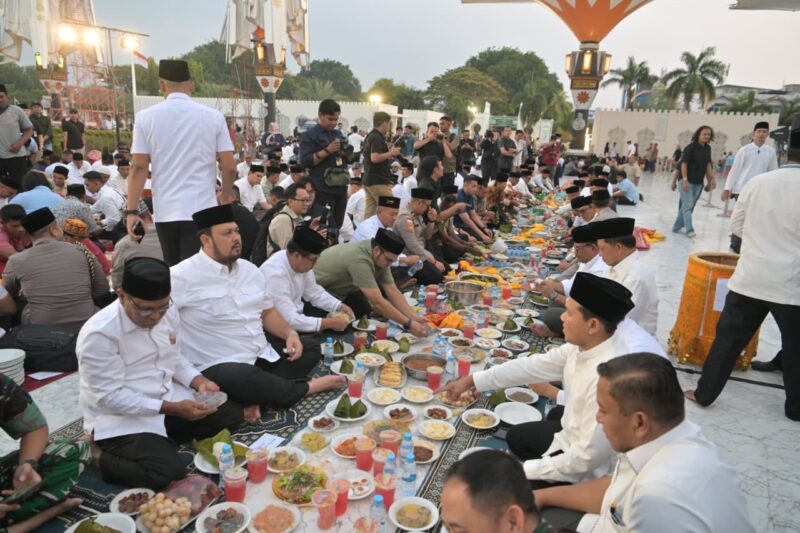 Menteri Dalam Negeri Muhammad Tito Karnavian bersama Menteri Sosial Saifullah Yusuf, Gubernur Aceh Muzakir Manaf, dan Wakil Gubernur Aceh Fadhlullah mengikuti buka puasa bersama masyarakat di halaman Masjid Raya Baiturrahman, Banda Aceh, Jumat (6/3/2026). Foto: Dok. Istimewa