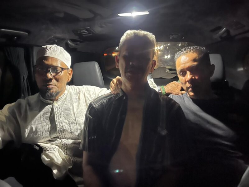 Petugas Tim Tangkap Buronan (Tabur) Kejaksaan Tinggi Aceh saat mengamankan seorang buronan kasus pelecehan seksual yang masuk Daftar Pencarian Orang (DPO), Rabu (11/3/2026). Foto: Dok. Istimewa 