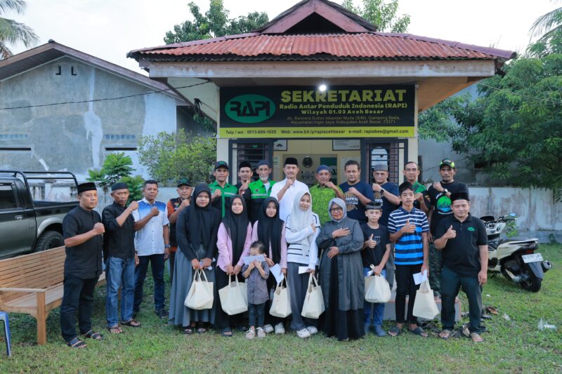 Wakil Bupati Aceh Besar Drs. Syukri A. Jalil dan Pengurus RAPI Wilayah 01.03 Aceh Besar foto bersama dengan anak yatim di Sekretariat RAPI Wilayah 01.03 Aceh Besar, Gampong Bada, Kecamatan Ingin Jaya, Sabtu (14/3/2026). Foto: Dok. MC Aceh Besar