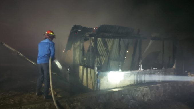 Petugas sedang berusaha memadamkan api. Foto: Dok. DPKP Banda Aceh