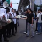 Polwan membagikan paket makanan kepada warga saat kegiatan sosial di bawah jalur layang kawasan Jakarta, Rabu (4/3/2026). Foto: Dok. Istimewa