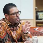 Anggota Komisi III DPR RI Nasir Djamil mengapresiasi program Green Policing Polda Aceh dengan penanaman 10 ribu bibit mangrove sebagai upaya mitigasi bencana pesisir, Selasa (3/3/2026). Foto: Dok. Istimewa 