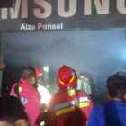 Petugas berjibaku memadamkan api yang menghanguskan ponsel hp di Peuniti, Selasa (10/3/2026) dini hari. Foto: DPKP Banda Aceh