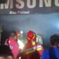 Petugas berjibaku memadamkan api yang menghanguskan ponsel hp di Peuniti, Selasa (10/3/2026) dini hari. Foto: DPKP Banda Aceh
