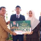 Wakil Bupati Aceh Selatan Baital Mukadis (kiri) didampingi Owner AlifaLand, Aidil Mashendra (tengah) menyerahkan hadiah umroh kepada pemenang. Foto: Dok. AlifaLand