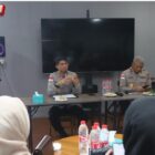 Kapolda Aceh berdialog santai bersama influencer muda dalam kegiatan saweu keude kupi di Banda Aceh, Jumat (17/4/2026). Foto: Dok. Istimewa