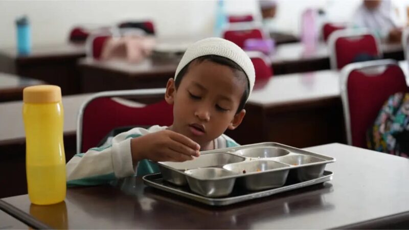 SPPG Lamlagang Banda Raya menyelipkan beberapa masakan lokal sebagai variasi menu MBG, salah satunya Nasi Goreng Nektu dan Telur Darsun. Foto: Dok. BGN