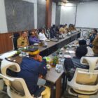 Suasana pertemuan antara BKN dan pengurus MAA membahas legalitas rangkap jabatan profesor sebagai Ketua MAA di ruang Meusapat, Banda Aceh, Selasa (28/4/2026). Foto: Dok. Istimewa 