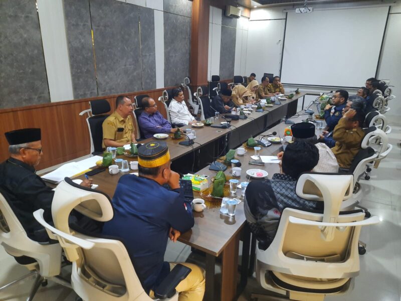 Suasana pertemuan antara BKN dan pengurus MAA membahas legalitas rangkap jabatan profesor sebagai Ketua MAA di ruang Meusapat, Banda Aceh, Selasa (28/4/2026). Foto: Dok. Istimewa 