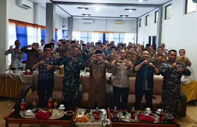 Wakil Bupati Simeulue Nusar Amin S.Pd foto Bersama dengan peserta musrembang RKPD tahun 2027. (Foto: Dok, AgusMuliadi/Acehnow)