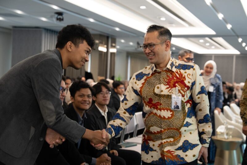 Perwakilan BSI berjabat tangan dengan mahasiswa peserta BSI Scholarship sebagai bentuk dukungan terhadap generasi muda berprestasi, Kamis (2/4/2026). Foto: Dok. Istimewa 