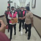 Petugas Kejati Aceh saat menggiring tersangka kasus dugaan korupsi beasiswa BPSDM Aceh di Banda Aceh, Kamis (2/4/2026). Foto: Dok. Istimewa 