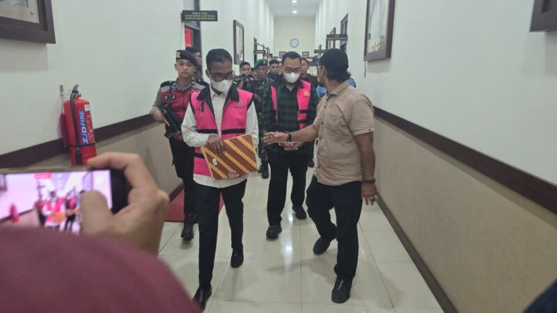 Petugas Kejati Aceh saat menggiring tersangka kasus dugaan korupsi beasiswa BPSDM Aceh di Banda Aceh, Kamis (2/4/2026). Foto: Dok. Istimewa 