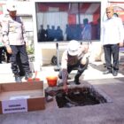 Suasana peletakan batu pertama pembangunan Aspol Lamteumen II yang akan menyediakan 10 unit rumah dinas bagi personel Polri di Banda Aceh, Senin (13/4/2026). Foto: Dok. Istimewa