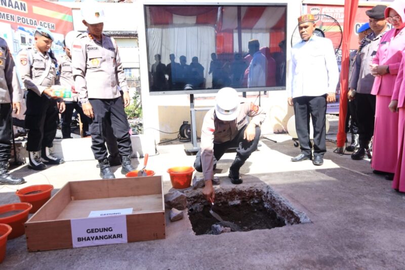 Suasana peletakan batu pertama pembangunan Aspol Lamteumen II yang akan menyediakan 10 unit rumah dinas bagi personel Polri di Banda Aceh, Senin (13/4/2026). Foto: Dok. Istimewa 