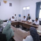 Bupati Aceh Besar H Muharram Idris berdialog dengan jajaran UPT Sentra Darussa’adah Aceh Besar perihal sekolah rakyat, Rabu (15/04/2026). Foto: Dok. MC Aceh Besar