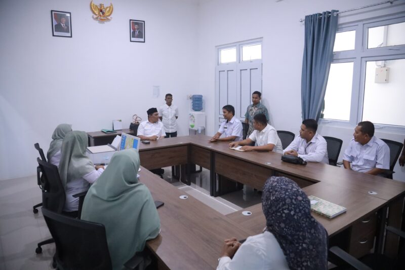 Bupati Aceh Besar H Muharram Idris berdialog dengan jajaran UPT Sentra Darussa’adah Aceh Besar perihal sekolah rakyat, Rabu (15/04/2026). Foto: Dok. MC Aceh Besar