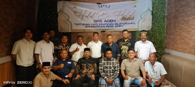 Pengurus dan anggota SPS Aceh foto bersama usai kegiatan Halal Bi Halal di Aula 3 In 1, Lambhuek, Banda Aceh, Rabu (8/4/2026). Foto: Dok. Istimewa 