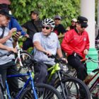 Bupati Aceh Barat bersama ASN melakukan konvoi sepeda menuju lokasi gotong royong dalam program ASRI di Meulaboh, Jumat (24/4/2026). Foto: Dok. Istimewa 