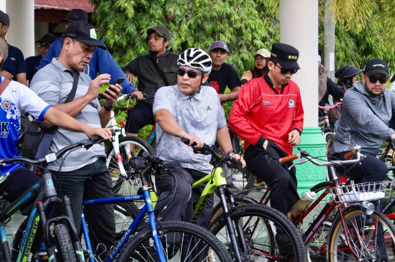 Bupati Aceh Barat bersama ASN melakukan konvoi sepeda menuju lokasi gotong royong dalam program ASRI di Meulaboh, Jumat (24/4/2026). Foto: Dok. Istimewa 