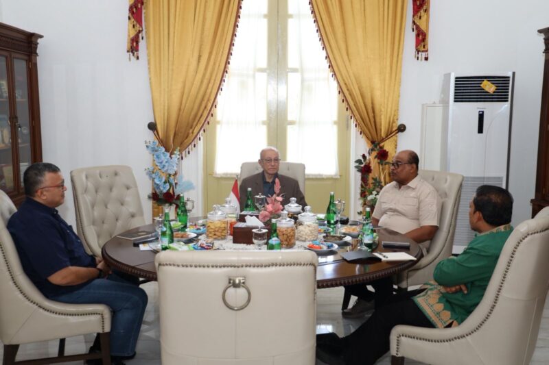 Wali Nanggroe Aceh Tgk. Malik Mahmud Al Haythar menerima Kepala Posko PPR Aceh Safrizal ZA dalam pertemuan membahas rehabilitasi dan rekonstruksi pascabencana di Meuligoe Wali Nanggroe, Banda Aceh, Kamis (2/4/2026). Foto: Dok. Istimewa 