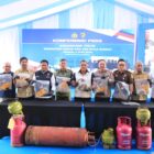 Petugas gabungan menunjukkan barang bukti hasil pengungkapan kasus penyalahgunaan BBM dan LPG subsidi dalam konferensi pers di Jakarta, Selasa (7/4/2026). Foto: Dok. Istimewa 