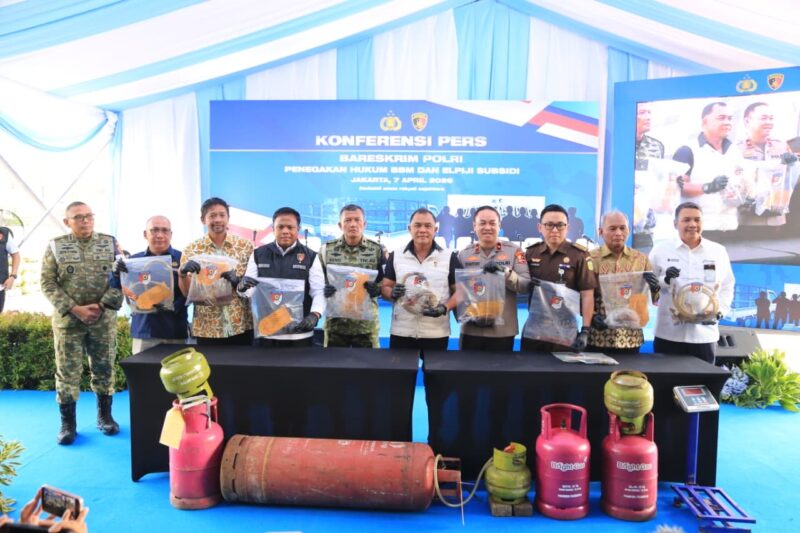 Petugas gabungan menunjukkan barang bukti hasil pengungkapan kasus penyalahgunaan BBM dan LPG subsidi dalam konferensi pers di Jakarta, Selasa (7/4/2026). Foto: Dok. Istimewa 