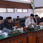 Bupati Aceh Besar Muharram Idris menyampaikan Laporan Keterangan Pertanggungjawaban (LKPJ) Tahun Anggaran 2025 dalam Rapat Paripurna ke-2 masa persidangan III tahun sidang 2025–2026 di ruang sidang DPRK Aceh Besar, Kota Jantho, Senin (06/04/2026). Foto: Dok. MC Aceh Besar