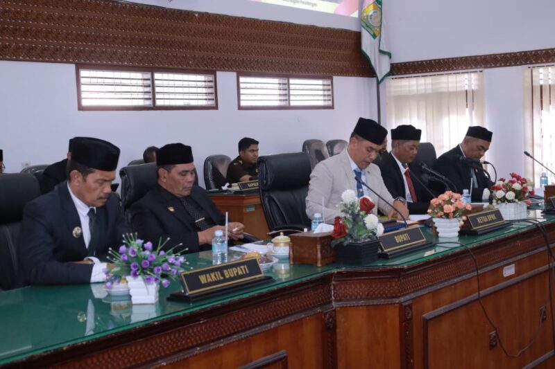 Bupati Aceh Besar Muharram Idris menyampaikan Laporan Keterangan Pertanggungjawaban (LKPJ) Tahun Anggaran 2025 dalam Rapat Paripurna ke-2 masa persidangan III tahun sidang 2025–2026 di ruang sidang DPRK Aceh Besar, Kota Jantho, Senin (06/04/2026). Foto: Dok. MC Aceh Besar