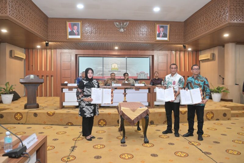 Penandatanganan kerja sama antara Pemerintah Aceh dan Pemerintah Provinsi Jawa Tengah yang menargetkan nilai transaksi Rp1,065 triliun, di Banda Aceh, Kamis (23/4/2026). Foto: Dok. Istimewa 