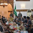 Gubernur Aceh Muzakir Manaf, Selaku Pemegang Saham didampingi Wakil Gubernur Aceh, Fadhlullah, SE, Sekda Aceh, M. Nasir Rapat RUPS Bank Aceh Syariah dengan Bupati/Walikota Yang Merupakan Pemegang Saham Kabupaten /Kota Se-Aceh , di pendopo Gubernur Aceh, Senin (13/04/2026). Foto: Dok. Istimewa 