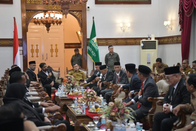 Gubernur Aceh Muzakir Manaf, Selaku Pemegang Saham didampingi Wakil Gubernur Aceh, Fadhlullah, SE, Sekda Aceh, M. Nasir Rapat RUPS Bank Aceh Syariah dengan Bupati/Walikota Yang Merupakan Pemegang Saham Kabupaten /Kota Se-Aceh , di pendopo Gubernur Aceh, Senin (13/04/2026). Foto: Dok. Istimewa 