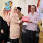 Plt Ketua DWP Aceh Barat, Cut Zulfahnur Syafitri Kurdi, menyerahkan cendera mata kepada narasumber usai kegiatan Majelis Taklim edukatif di Samatiga, Selasa (28/4/2026). Foto: Dok. Istimewa 