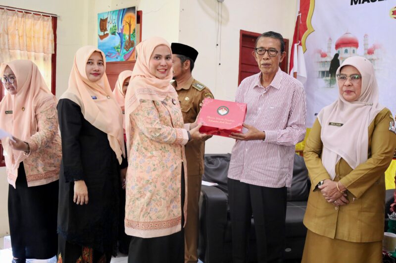 Plt Ketua DWP Aceh Barat, Cut Zulfahnur Syafitri Kurdi, menyerahkan cendera mata kepada narasumber usai kegiatan Majelis Taklim edukatif di Samatiga, Selasa (28/4/2026). Foto: Dok. Istimewa 