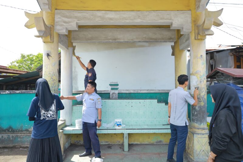 Petugas Dinas Perhubungan Aceh Barat membersihkan halte bus sekolah di Meulaboh, Selasa (28/4/2026). Foto: Dok. Istimewa 