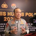 Wakapolri Komjen. Pol Dedi Prasetyo memberikan pengarahan strategis kepada jajaran dalam kegiatan Rakernis Humas Polri 2026 di Jakarta, Rabu (15/04/2026). Foto: Dok. Ist