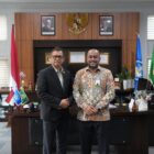Direktur Utama Bank Aceh Fadhil Ilyas bersama Rektor Universitas Syiah Kuala Mirza Tabrani usai pertemuan silaturahmi strategis di Banda Aceh, Senin (06/4/2026). Foto: Dok. Istimewa