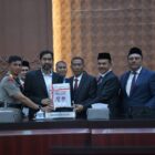 Gubernur Aceh, Muzakir Manaf, bersama anggota DPR Aceh memegang dokumen LKPJ Tahun Anggaran 2025 usai penyampaian dalam Rapat Paripurna DPRA, Banda Aceh, Senin (6/4/2026). Foto: Dok. Istimewa 
