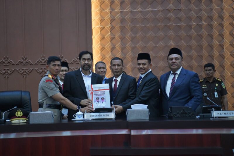 Gubernur Aceh, Muzakir Manaf, bersama anggota DPR Aceh memegang dokumen LKPJ Tahun Anggaran 2025 usai penyampaian dalam Rapat Paripurna DPRA, Banda Aceh, Senin (6/4/2026). Foto: Dok. Istimewa 
