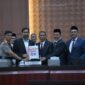 Gubernur Aceh, Muzakir Manaf, bersama anggota DPR Aceh memegang dokumen LKPJ Tahun Anggaran 2025 usai penyampaian dalam Rapat Paripurna DPRA, Banda Aceh, Senin (6/4/2026). Foto: Dok. Istimewa 