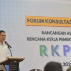 Sekretaris Daerah Aceh, M. Nasir, S.IP, M. SI membuka forum Konsultasi Publik Rancangan Awal rencana kerja Pemerintah Aceh Tahun 2027 di Aula Hotel Grand Nanggroe Aceh, Banda Aceh, Rabu (8/4/2026). Foto: Dok. Istimewa