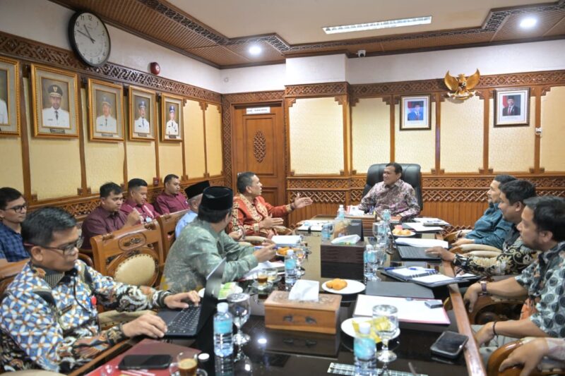 Wakil Gubernur Aceh, Fadhlullah, memimpin pertemuan bersama sejumlah pihak terkait dalam rangka memediasi konflik antara Bupati dan Wakil Bupati Pidie Jaya di Kantor Gubernur Aceh, Banda Aceh, Kamis (2/4/2026). Foto: Dok. Istimewa 