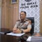 Kabid Humas Polda Aceh Kombes Pol. Joko Krisdiyanto memberikan keterangan terkait perkembangan kasus korupsi beasiswa BPSDM Aceh, Banda Aceh, Selasa (21/4/2026). Foto: Dok. Istimewa 