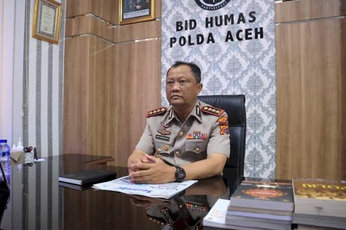 Kabid Humas Polda Aceh Kombes Pol. Joko Krisdiyanto memberikan keterangan terkait perkembangan kasus korupsi beasiswa BPSDM Aceh, Banda Aceh, Selasa (21/4/2026). Foto: Dok. Istimewa 