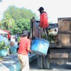 Sejumlah ASN Aceh Barat mengikuti gotong royong di kawasan Batu Putih, Meulaboh, Jumat (17/4/2026). Foto: Dok. Istimewa 