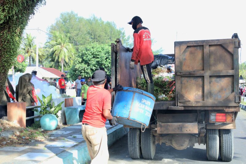 Sejumlah ASN Aceh Barat mengikuti gotong royong di kawasan Batu Putih, Meulaboh, Jumat (17/4/2026). Foto: Dok. Istimewa 