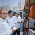 Asisten III Sekda Aceh Besar, Abdullah SSos didampingi Direktur RSUD Aceh Besar dr. Bunaiya MKM dan Kabag Hukum Rafzan SH MH saat meninjau gudang Farmasi RSUD Aceh Besar, Rabu (22/4/2026). Foto: Dok. MC Aceh Besar