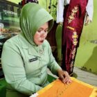 Pengrajin kasab Aceh Barat menyiapkan motif tradisional Pucok Rebung untuk pelaminan adat. Foto: Dok. Istimewa 